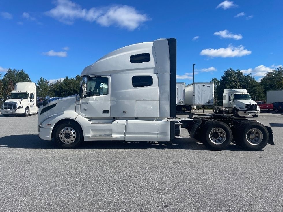 Sleeper Tractor-Heavy Duty Tractors-Volvo-2020-VNL64760-Milwaukee-WI-587,706\n\t\tmiles-$ 56,250 - Image 4