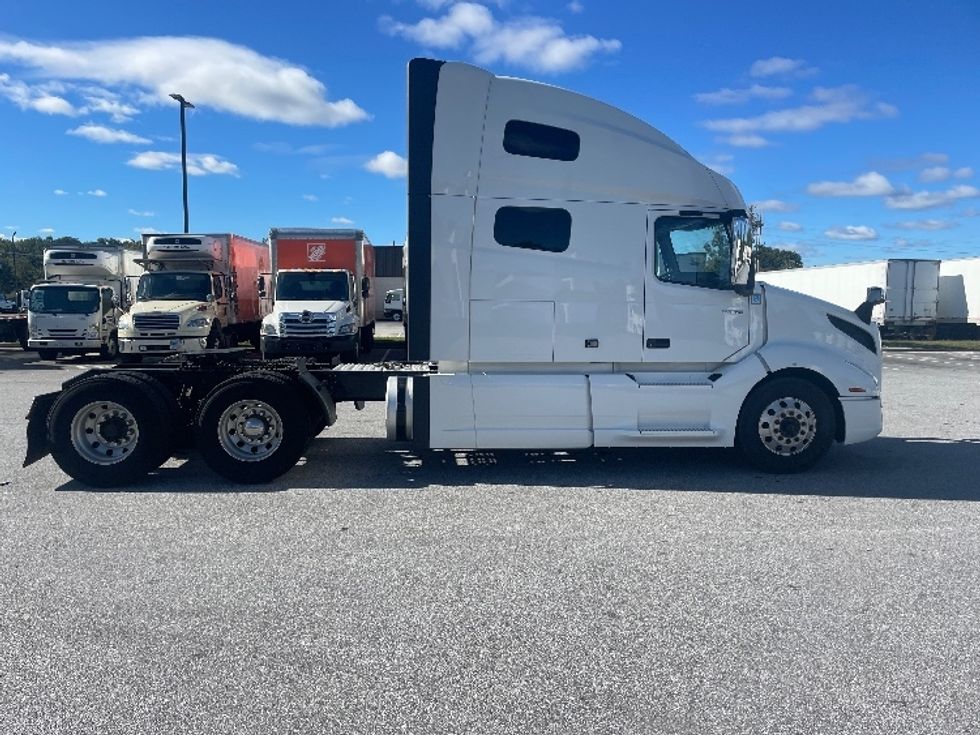 Sleeper Tractor-Heavy Duty Tractors-Volvo-2020-VNL64760-Milwaukee-WI-587,706\n\t\tmiles-$ 56,250 - Image 8