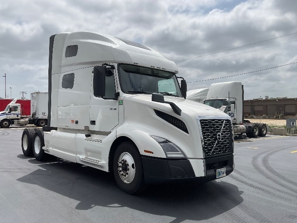 Sleeper Tractor-Heavy Duty Tractors-Volvo-2020-VNL64760-Milwaukee-WI-608,271\n\t\tmiles-$ 58,000 - Image 1