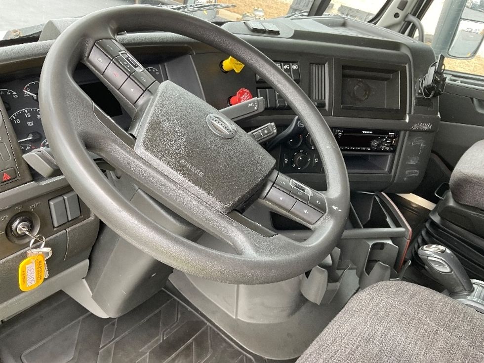 Sleeper Tractor-Heavy Duty Tractors-Volvo-2020-VNL64760-Milwaukee-WI-608,271\n\t\tmiles-$ 58,000 - Image 10