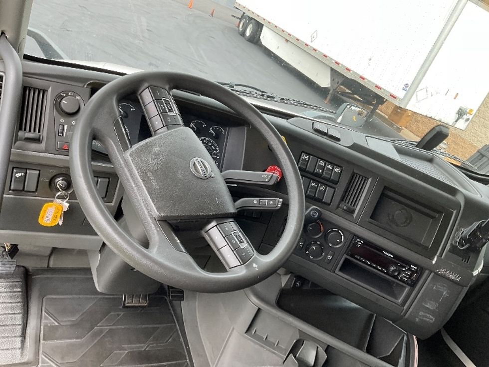 Sleeper Tractor-Heavy Duty Tractors-Volvo-2020-VNL64760-Milwaukee-WI-608,271\n\t\tmiles-$ 58,000 - Image 11