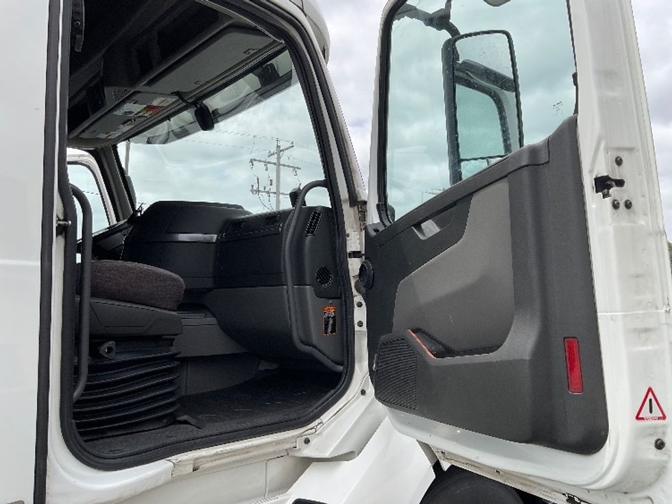 Sleeper Tractor-Heavy Duty Tractors-Volvo-2020-VNL64760-Milwaukee-WI-608,271\n\t\tmiles-$ 58,000 - Image 13