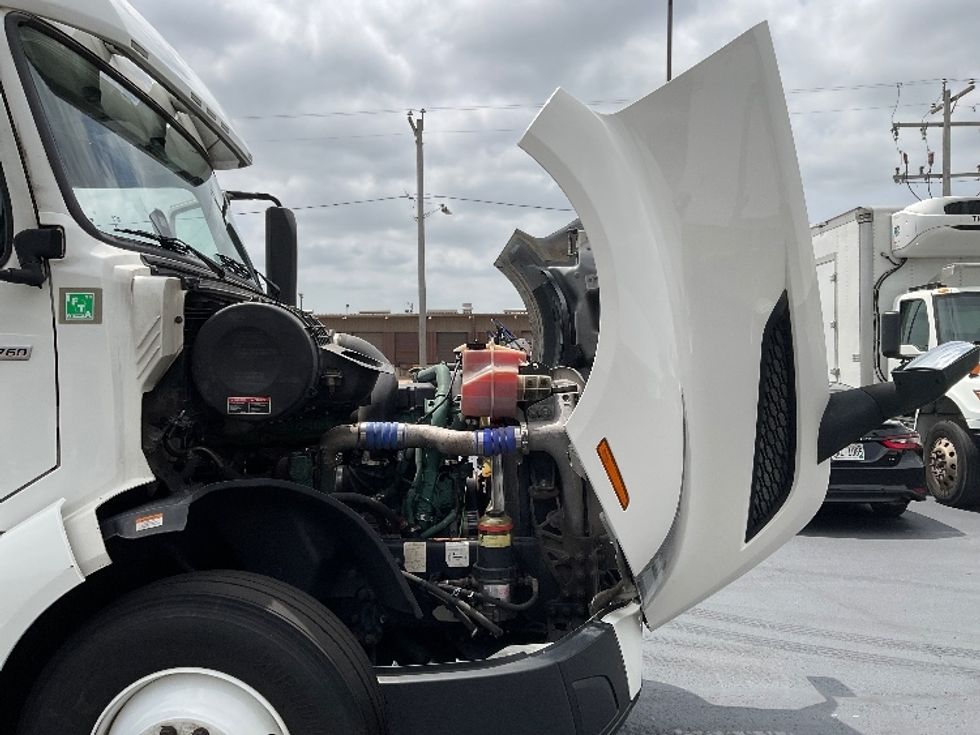 Sleeper Tractor-Heavy Duty Tractors-Volvo-2020-VNL64760-Milwaukee-WI-608,271\n\t\tmiles-$ 58,000 - Image 20