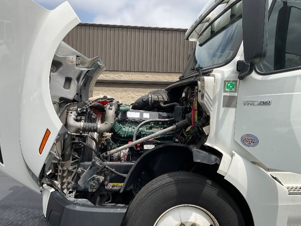 Sleeper Tractor-Heavy Duty Tractors-Volvo-2020-VNL64760-Milwaukee-WI-608,271\n\t\tmiles-$ 58,000 - Image 21