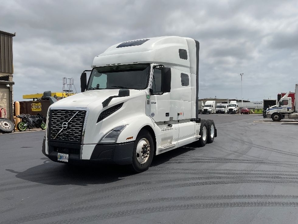 Sleeper Tractor-Heavy Duty Tractors-Volvo-2020-VNL64760-Milwaukee-WI-608,271\n\t\tmiles-$ 58,000 - Image 3