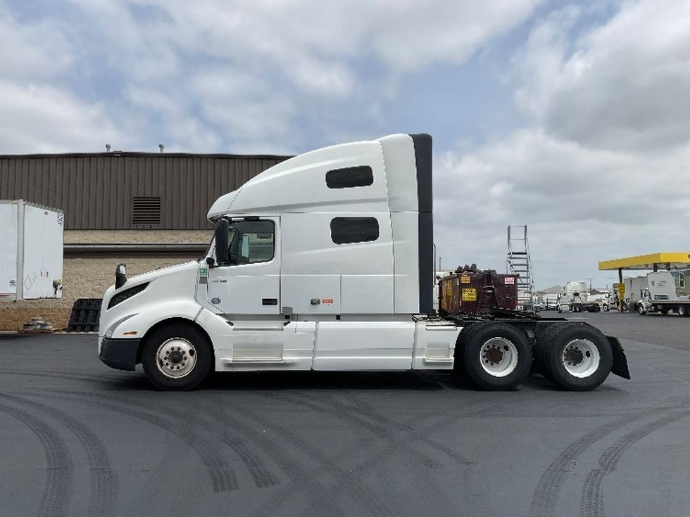 Sleeper Tractor-Heavy Duty Tractors-Volvo-2020-VNL64760-Milwaukee-WI-608,271\n\t\tmiles-$ 58,000 - Image 4
