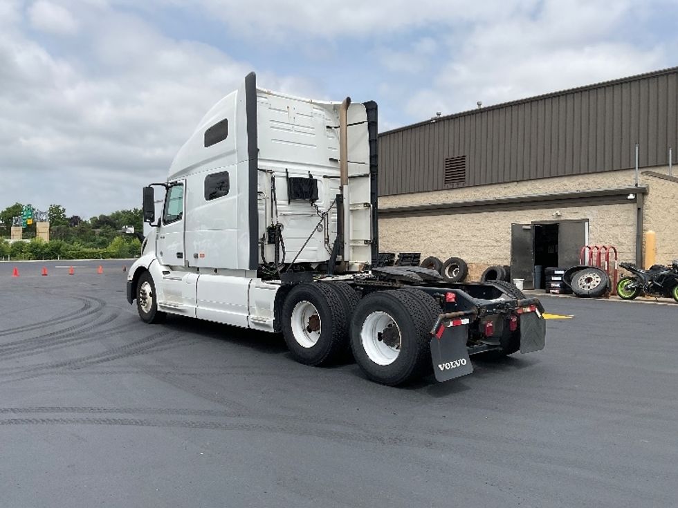 Sleeper Tractor-Heavy Duty Tractors-Volvo-2020-VNL64760-Milwaukee-WI-608,271\n\t\tmiles-$ 58,000 - Image 5