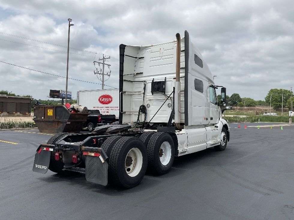 Sleeper Tractor-Heavy Duty Tractors-Volvo-2020-VNL64760-Milwaukee-WI-608,271\n\t\tmiles-$ 58,000 - Image 7