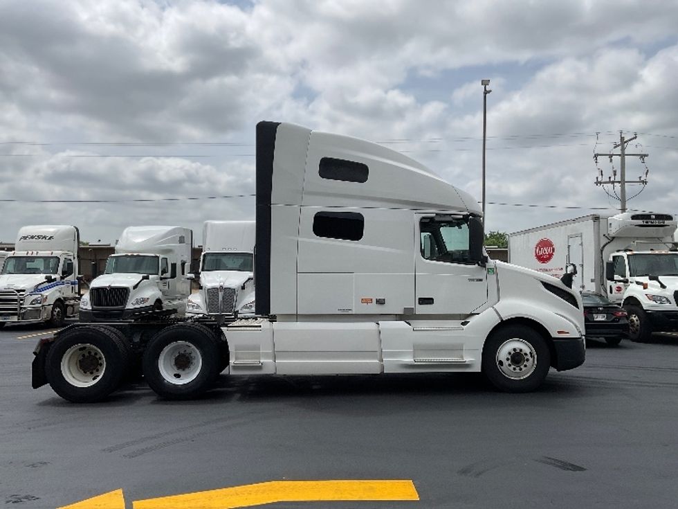 Sleeper Tractor-Heavy Duty Tractors-Volvo-2020-VNL64760-Milwaukee-WI-608,271\n\t\tmiles-$ 58,000 - Image 8
