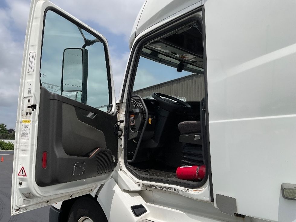 Sleeper Tractor-Heavy Duty Tractors-Volvo-2020-VNL64760-Milwaukee-WI-608,271\n\t\tmiles-$ 58,000 - Image 9