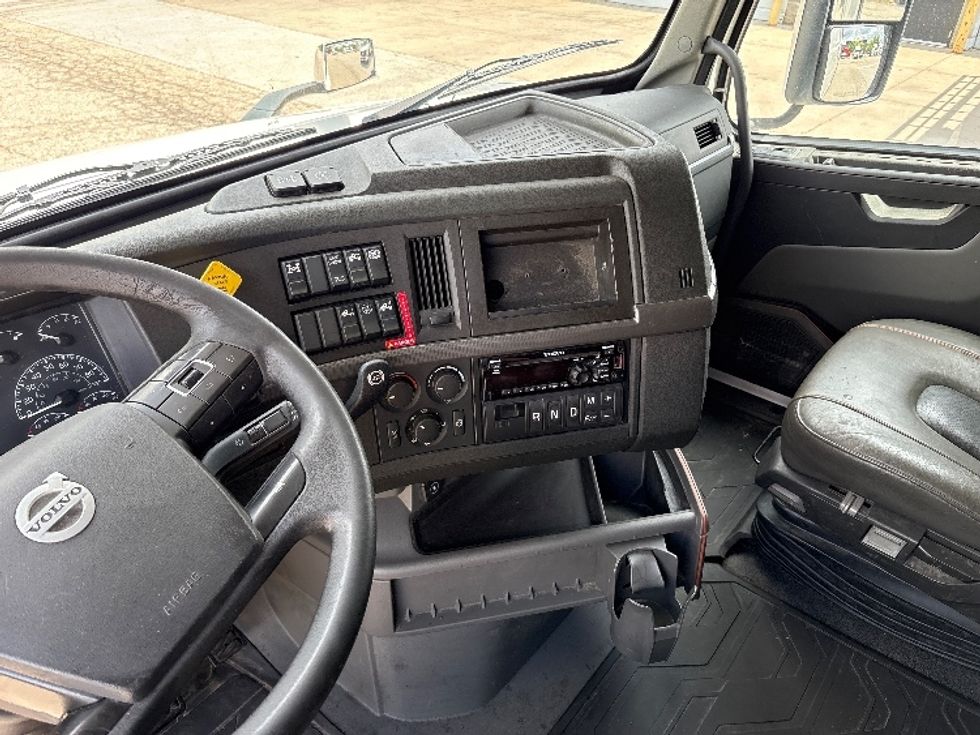 Sleeper Tractor-Heavy Duty Tractors-Volvo-2020-VNL64760-Milwaukee-WI-613,526\n\t\tmiles-$ 56,000 - Image 10