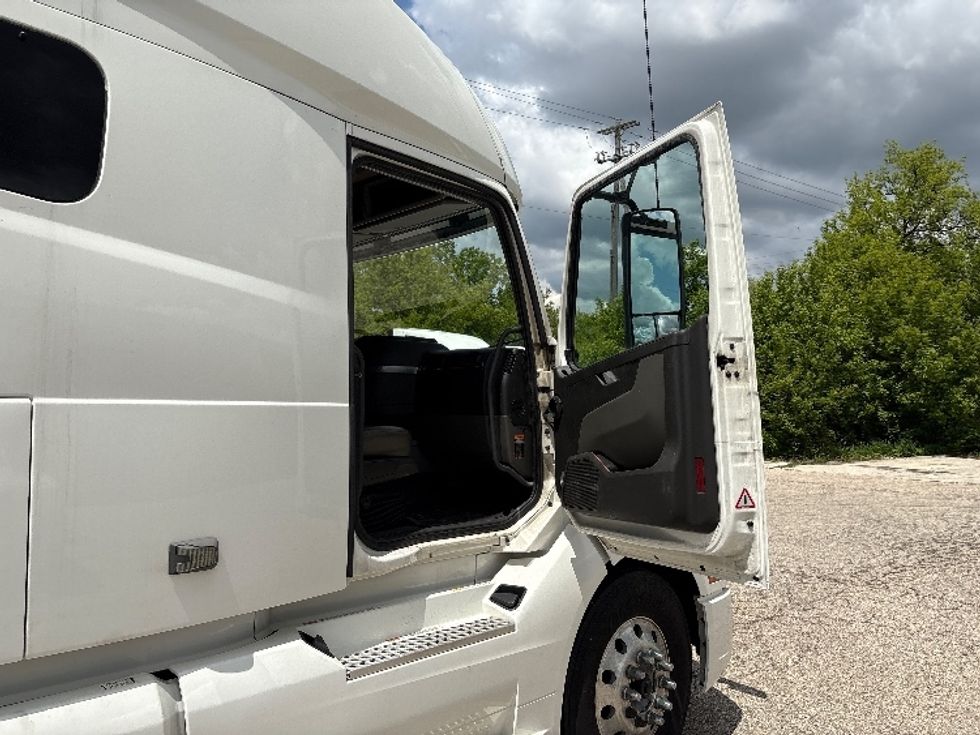 Sleeper Tractor-Heavy Duty Tractors-Volvo-2020-VNL64760-Milwaukee-WI-613,526\n\t\tmiles-$ 56,000 - Image 13