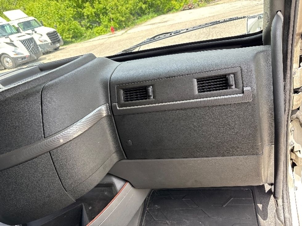 Sleeper Tractor-Heavy Duty Tractors-Volvo-2020-VNL64760-Milwaukee-WI-613,526\n\t\tmiles-$ 56,000 - Image 14