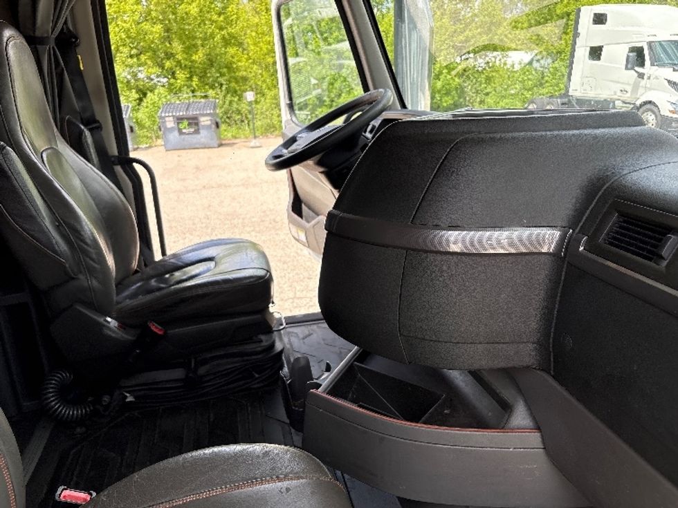 Sleeper Tractor-Heavy Duty Tractors-Volvo-2020-VNL64760-Milwaukee-WI-613,526\n\t\tmiles-$ 56,000 - Image 15