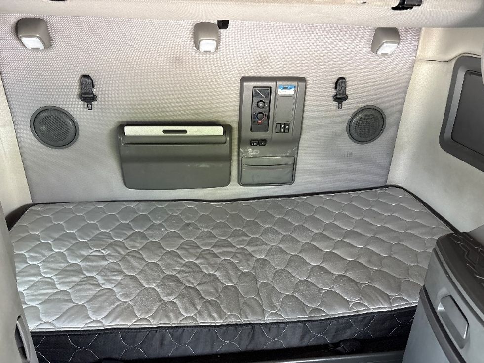 Sleeper Tractor-Heavy Duty Tractors-Volvo-2020-VNL64760-Milwaukee-WI-613,526\n\t\tmiles-$ 56,000 - Image 16