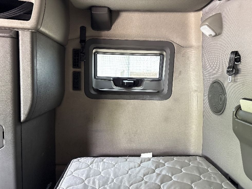 Sleeper Tractor-Heavy Duty Tractors-Volvo-2020-VNL64760-Milwaukee-WI-613,526\n\t\tmiles-$ 56,000 - Image 17