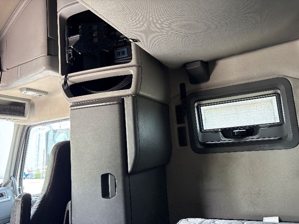 Sleeper Tractor-Heavy Duty Tractors-Volvo-2020-VNL64760-Milwaukee-WI-613,526\n\t\tmiles-$ 56,000 - Image 18