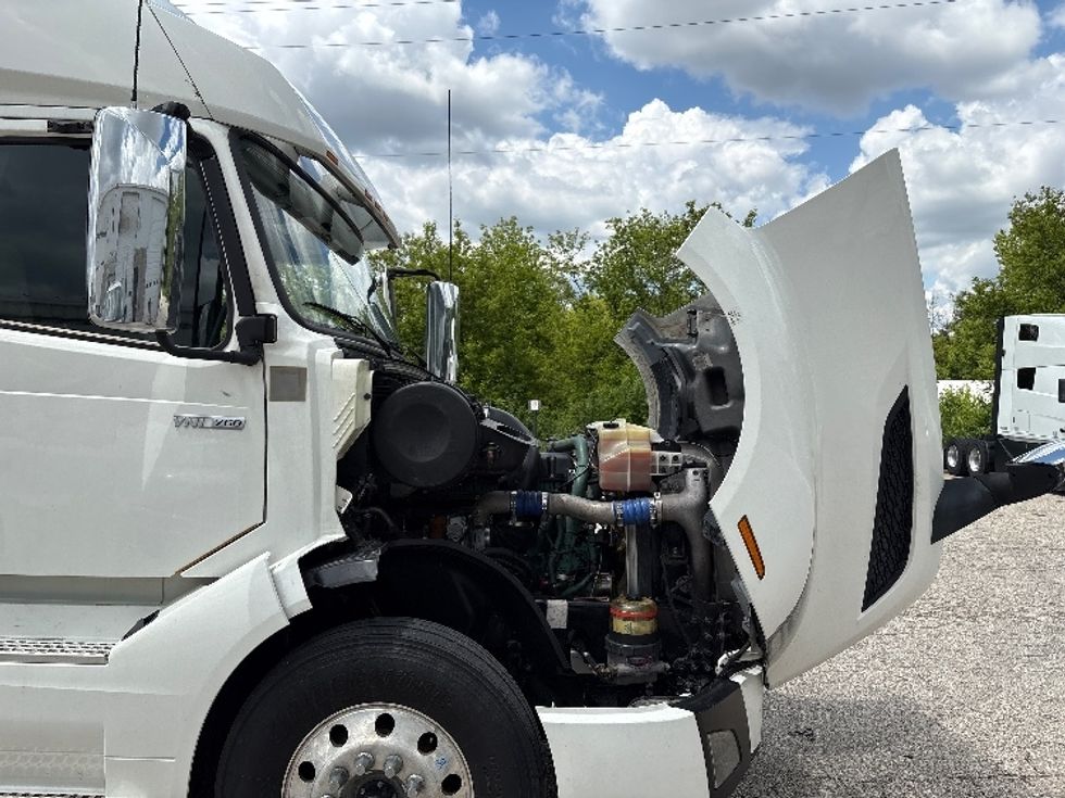 Sleeper Tractor-Heavy Duty Tractors-Volvo-2020-VNL64760-Milwaukee-WI-613,526\n\t\tmiles-$ 56,000 - Image 19