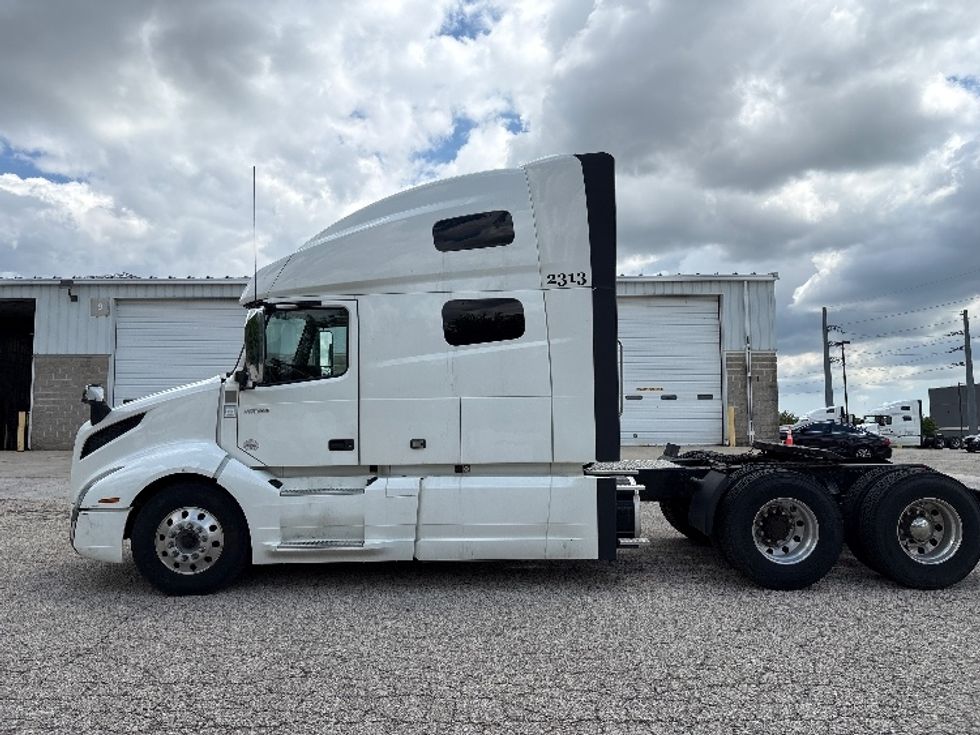 Sleeper Tractor-Heavy Duty Tractors-Volvo-2020-VNL64760-Milwaukee-WI-613,526\n\t\tmiles-$ 56,000 - Image 4