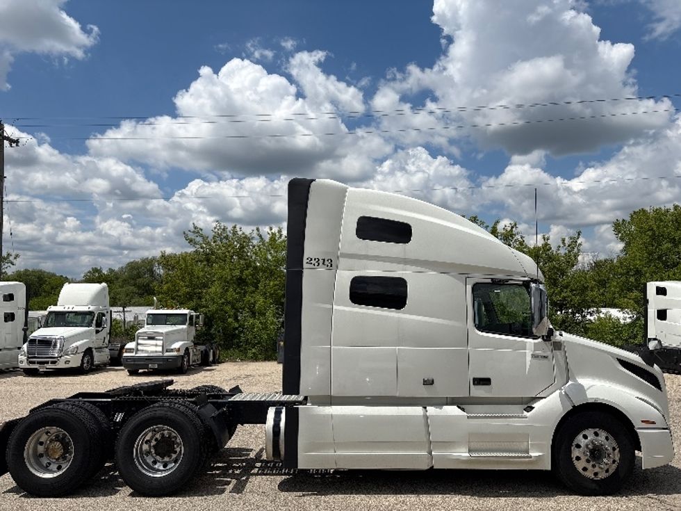 Sleeper Tractor-Heavy Duty Tractors-Volvo-2020-VNL64760-Milwaukee-WI-613,526\n\t\tmiles-$ 56,000 - Image 8