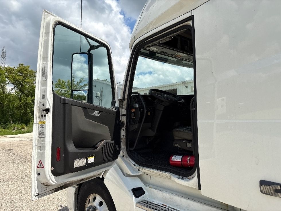 Sleeper Tractor-Heavy Duty Tractors-Volvo-2020-VNL64760-Milwaukee-WI-613,526\n\t\tmiles-$ 56,000 - Image 9