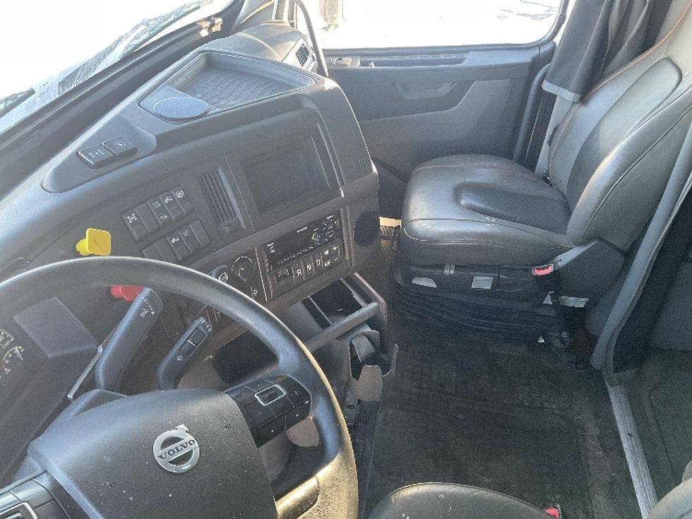 Sleeper Tractor-Heavy Duty Tractors-Volvo-2020-VNL64760-Milwaukee-WI-708,365\n\t\tmiles-$ 44,000 - Image 10