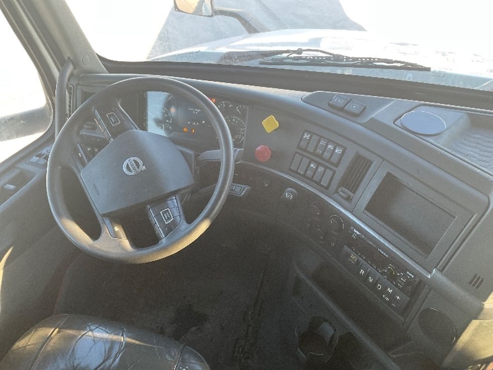 Sleeper Tractor-Heavy Duty Tractors-Volvo-2020-VNL64760-Milwaukee-WI-708,365\n\t\tmiles-$ 44,000 - Image 11