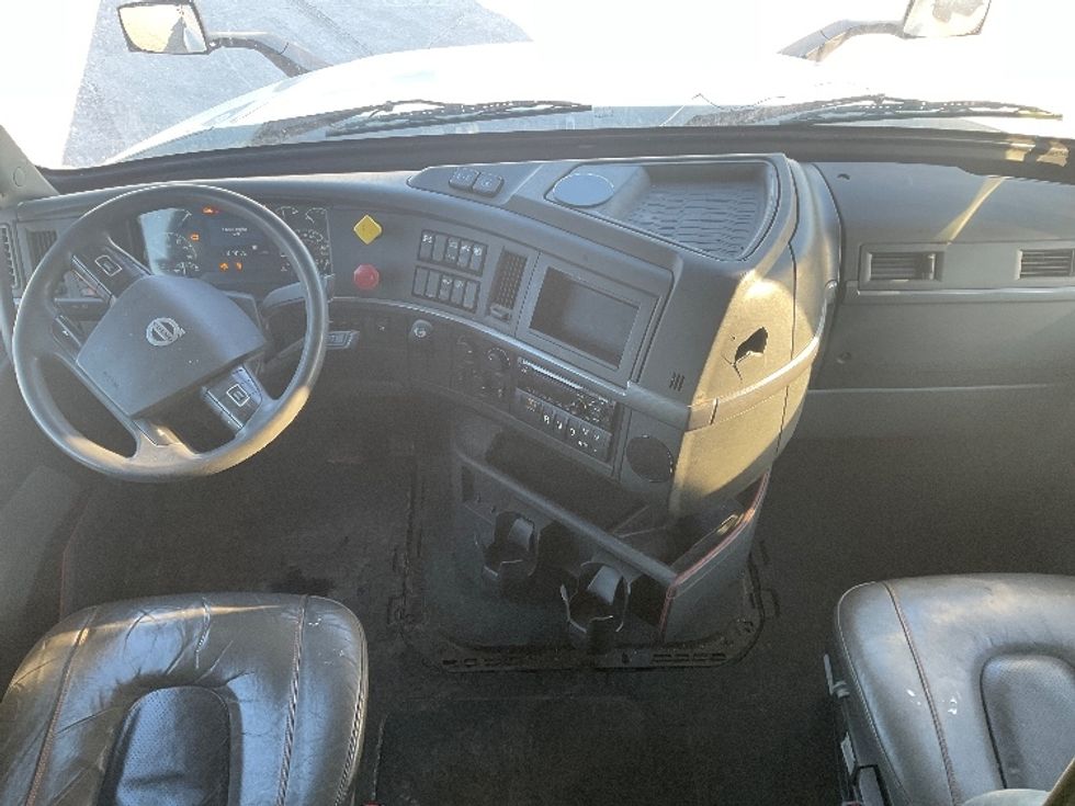 Sleeper Tractor-Heavy Duty Tractors-Volvo-2020-VNL64760-Milwaukee-WI-708,365\n\t\tmiles-$ 44,000 - Image 12