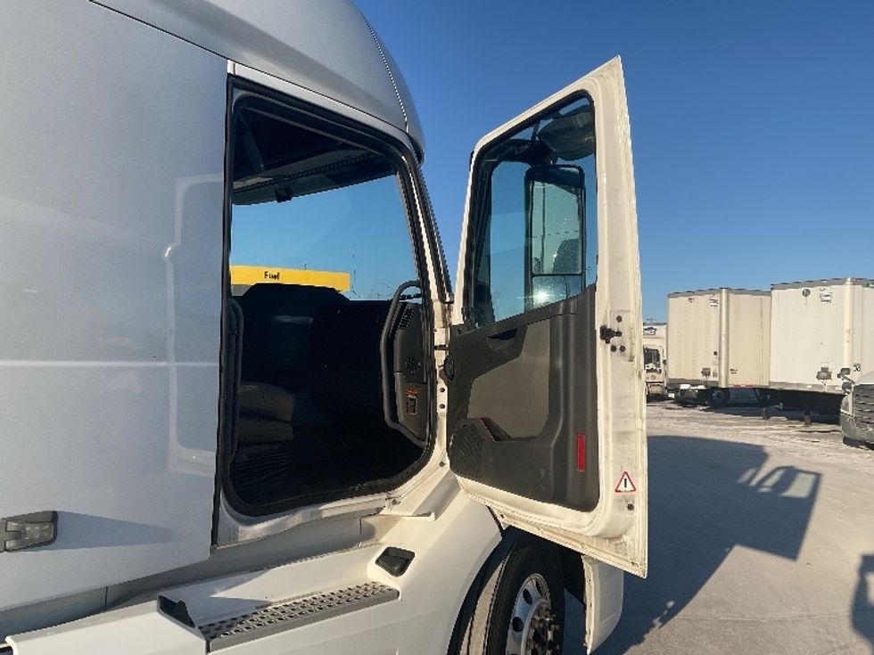 Sleeper Tractor-Heavy Duty Tractors-Volvo-2020-VNL64760-Milwaukee-WI-708,365\n\t\tmiles-$ 44,000 - Image 13