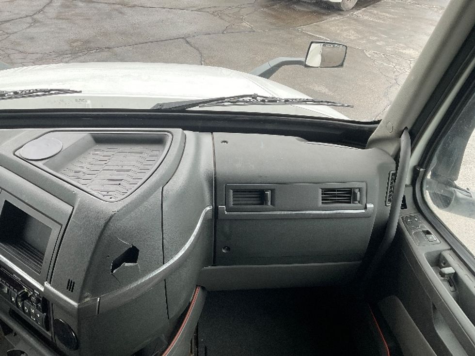 Sleeper Tractor-Heavy Duty Tractors-Volvo-2020-VNL64760-Milwaukee-WI-708,365\n\t\tmiles-$ 44,000 - Image 14