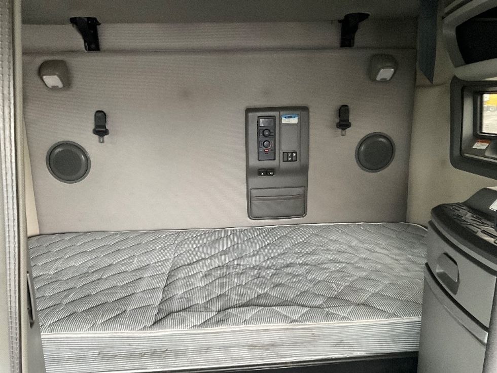 Sleeper Tractor-Heavy Duty Tractors-Volvo-2020-VNL64760-Milwaukee-WI-708,365\n\t\tmiles-$ 44,000 - Image 16