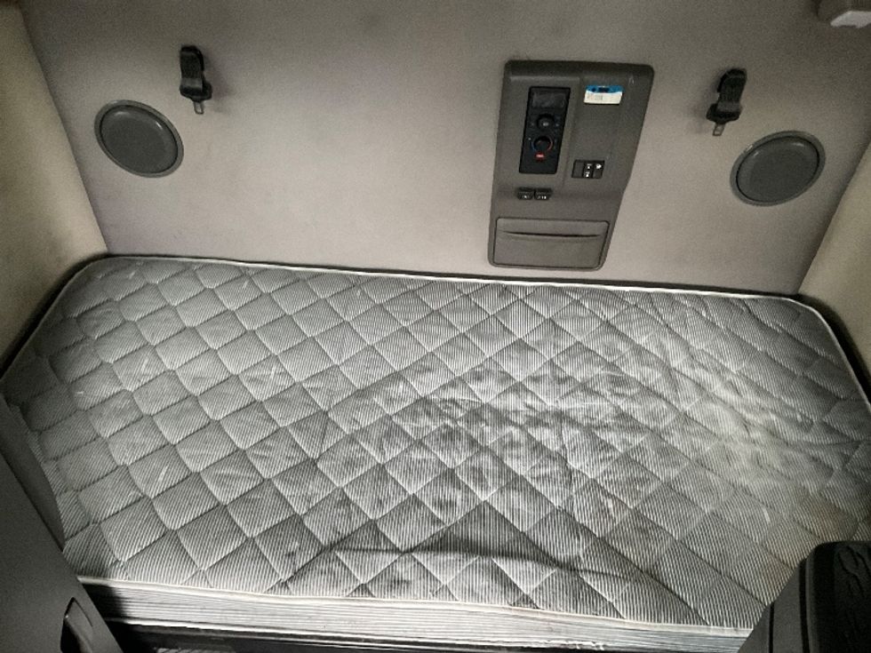 Sleeper Tractor-Heavy Duty Tractors-Volvo-2020-VNL64760-Milwaukee-WI-708,365\n\t\tmiles-$ 44,000 - Image 17