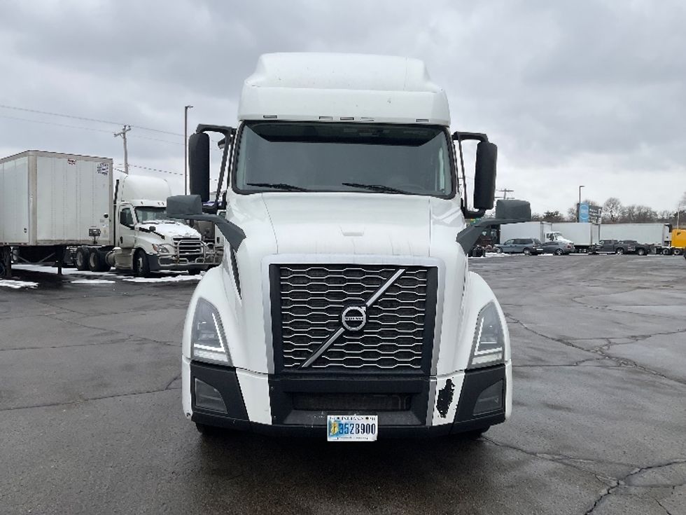 Sleeper Tractor-Heavy Duty Tractors-Volvo-2020-VNL64760-Milwaukee-WI-708,365\n\t\tmiles-$ 44,000 - Image 2