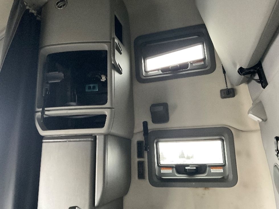 Sleeper Tractor-Heavy Duty Tractors-Volvo-2020-VNL64760-Milwaukee-WI-708,365\n\t\tmiles-$ 44,000 - Image 20