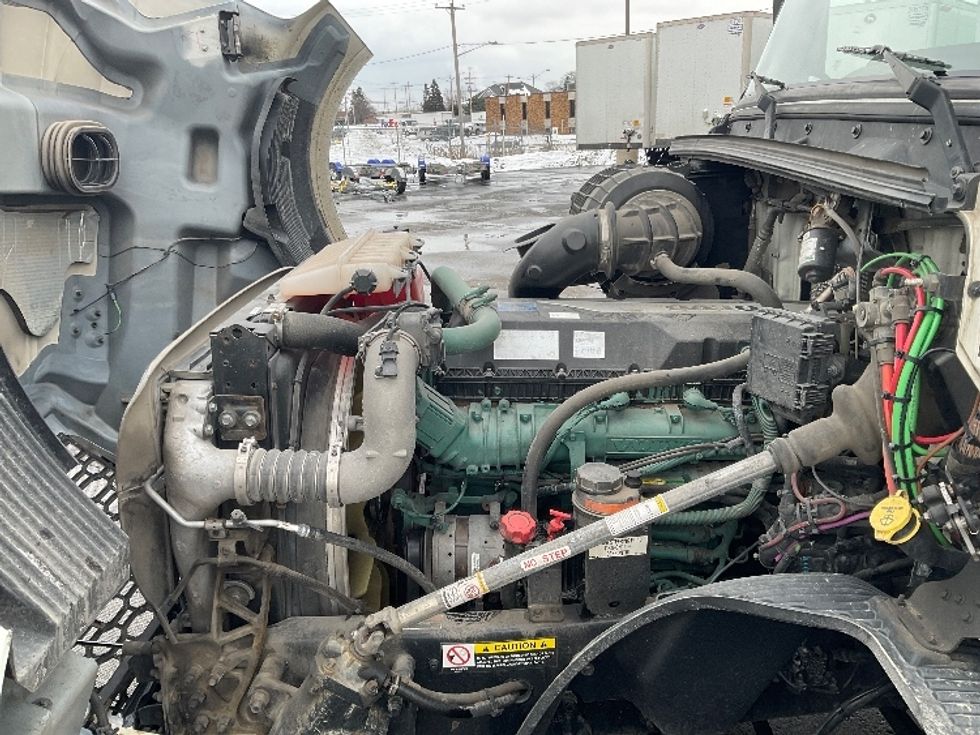Sleeper Tractor-Heavy Duty Tractors-Volvo-2020-VNL64760-Milwaukee-WI-708,365\n\t\tmiles-$ 44,000 - Image 21