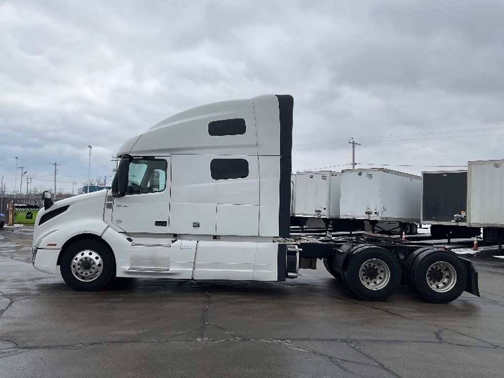 Sleeper Tractor-Heavy Duty Tractors-Volvo-2020-VNL64760-Milwaukee-WI-708,365\n\t\tmiles-$ 44,000 - Image 4