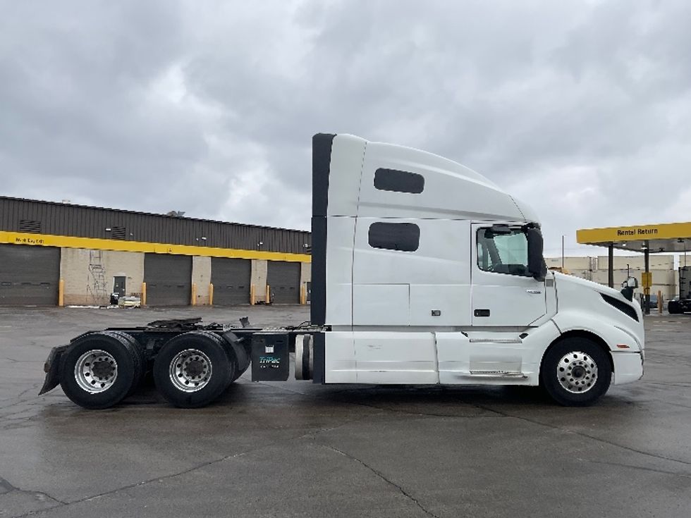 Sleeper Tractor-Heavy Duty Tractors-Volvo-2020-VNL64760-Milwaukee-WI-708,365\n\t\tmiles-$ 44,000 - Image 8