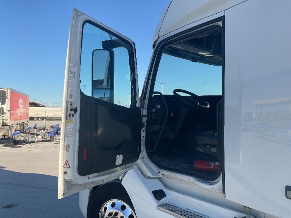 Sleeper Tractor-Heavy Duty Tractors-Volvo-2020-VNL64760-Milwaukee-WI-708,365\n\t\tmiles-$ 44,000 - Image 9