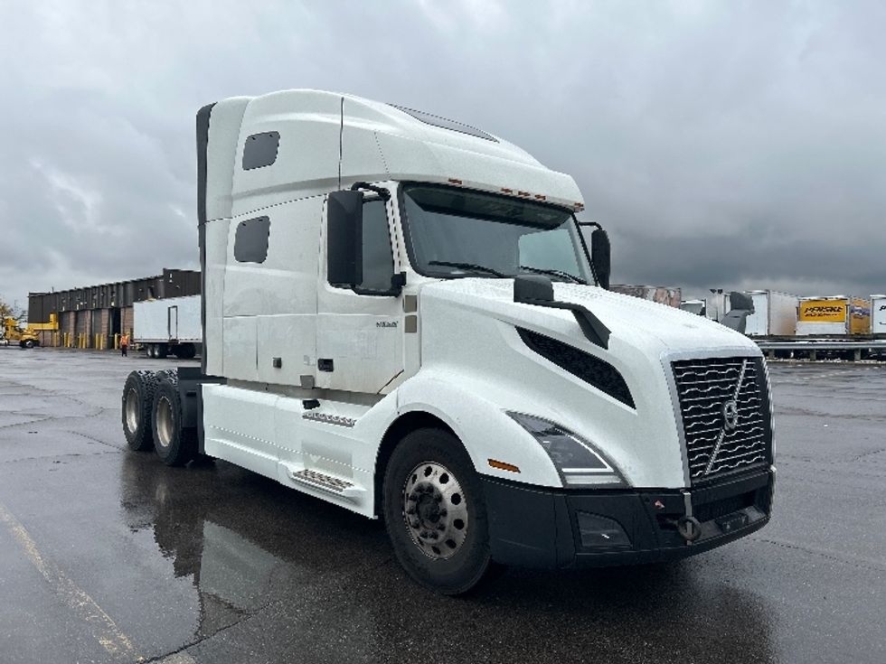 Sleeper Tractor-Heavy Duty Tractors-Volvo-2020-VNL64760-Mississauga-ON-892,236\n\t\tkm-$ 81,500 - Image 1