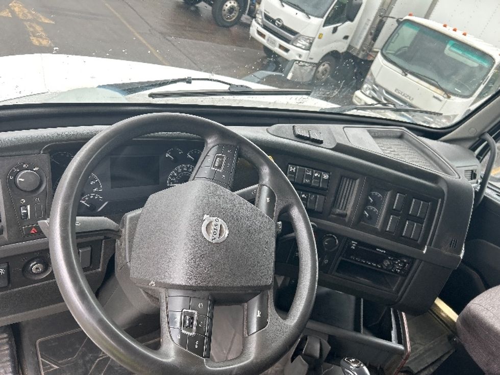 Sleeper Tractor-Heavy Duty Tractors-Volvo-2020-VNL64760-Mississauga-ON-892,236\n\t\tkm-$ 81,500 - Image 10