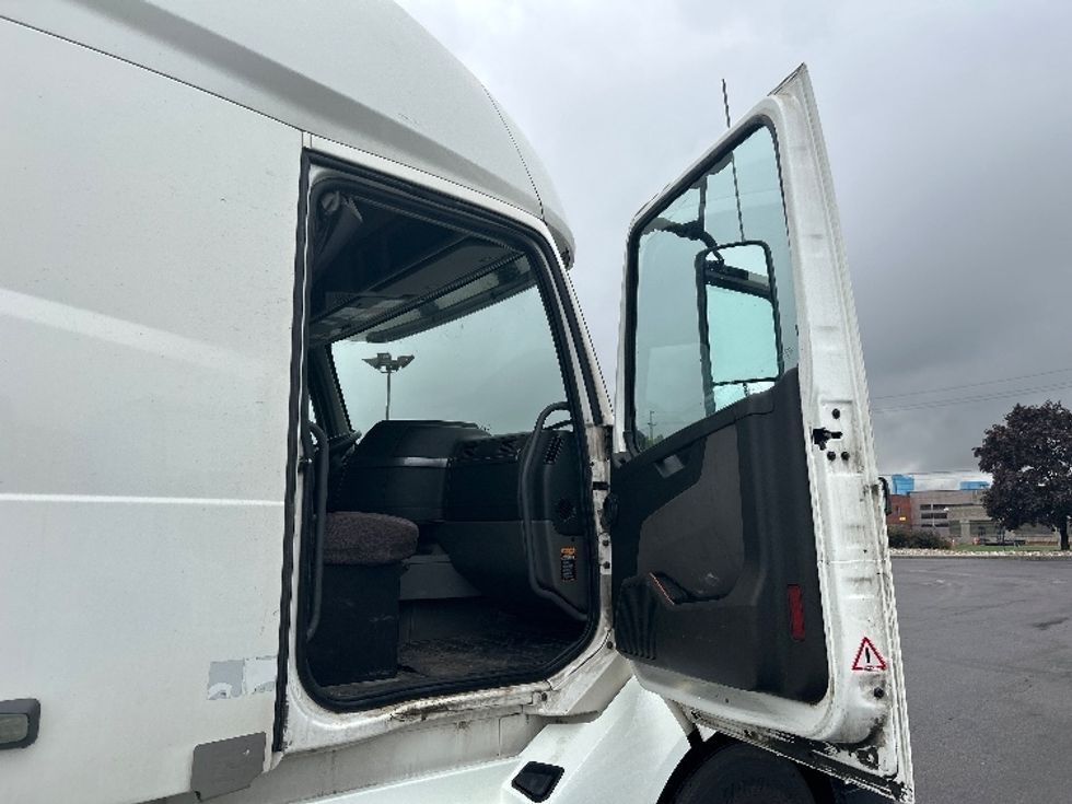 Sleeper Tractor-Heavy Duty Tractors-Volvo-2020-VNL64760-Mississauga-ON-892,236\n\t\tkm-$ 81,500 - Image 13