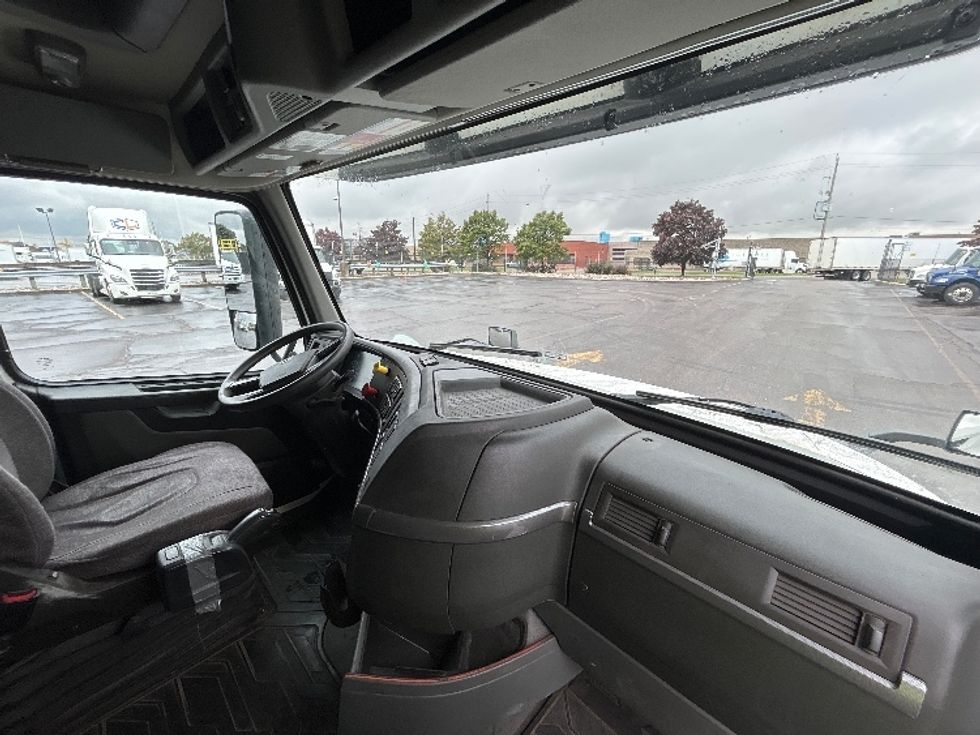 Sleeper Tractor-Heavy Duty Tractors-Volvo-2020-VNL64760-Mississauga-ON-892,236\n\t\tkm-$ 81,500 - Image 15
