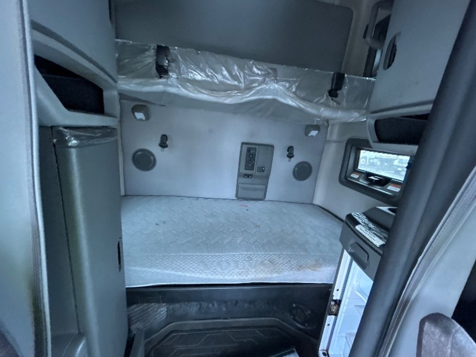 Sleeper Tractor-Heavy Duty Tractors-Volvo-2020-VNL64760-Mississauga-ON-892,236\n\t\tkm-$ 81,500 - Image 16