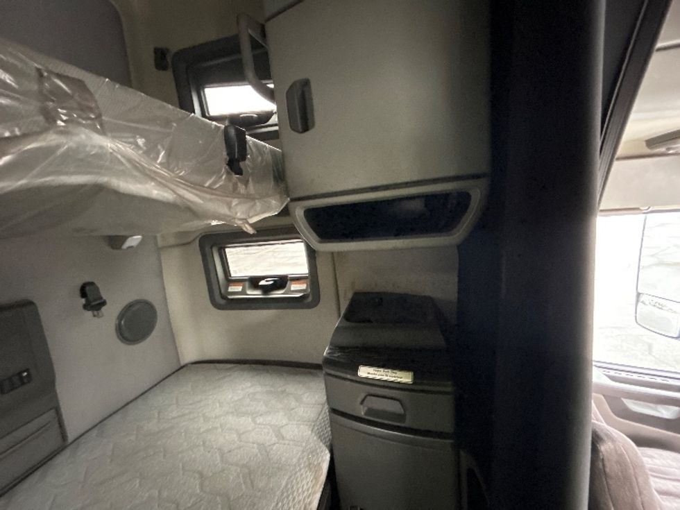 Sleeper Tractor-Heavy Duty Tractors-Volvo-2020-VNL64760-Mississauga-ON-892,236\n\t\tkm-$ 81,500 - Image 18