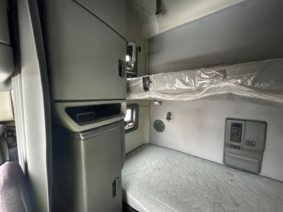 Sleeper Tractor-Heavy Duty Tractors-Volvo-2020-VNL64760-Mississauga-ON-892,236\n\t\tkm-$ 81,500 - Image 19