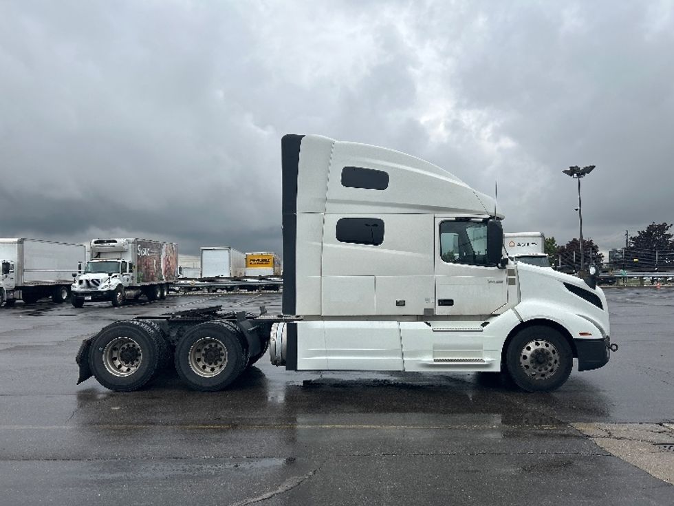 Sleeper Tractor-Heavy Duty Tractors-Volvo-2020-VNL64760-Mississauga-ON-892,236\n\t\tkm-$ 81,500 - Image 8