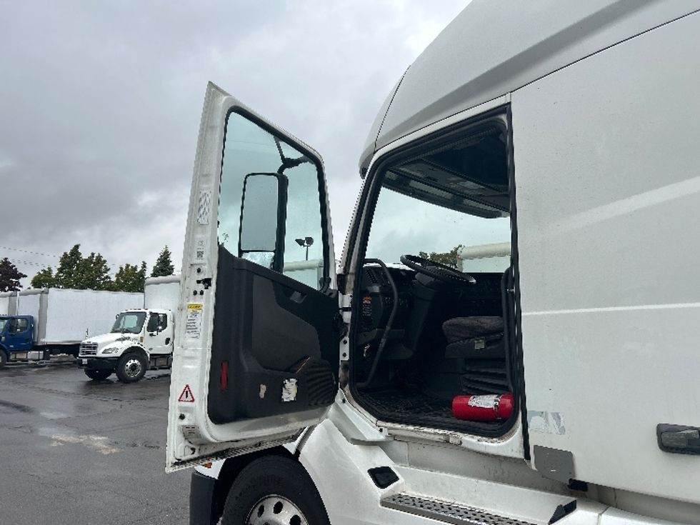 Sleeper Tractor-Heavy Duty Tractors-Volvo-2020-VNL64760-Mississauga-ON-892,236\n\t\tkm-$ 81,500 - Image 9