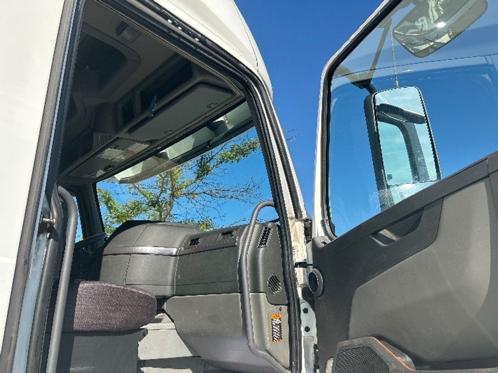 Sleeper Tractor-Heavy Duty Tractors-Volvo-2020-VNL64760-Mississauga-ON-995,569\n\t\tkm-$ 76,500 - Image 13