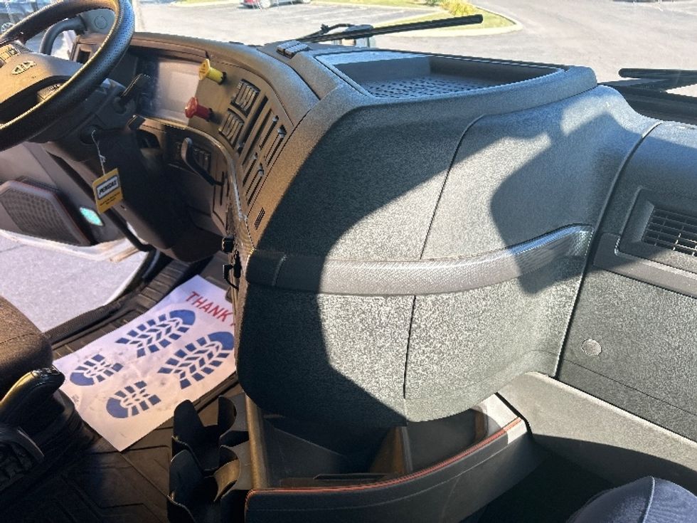 Sleeper Tractor-Heavy Duty Tractors-Volvo-2020-VNL64760-Mississauga-ON-995,569\n\t\tkm-$ 76,500 - Image 15