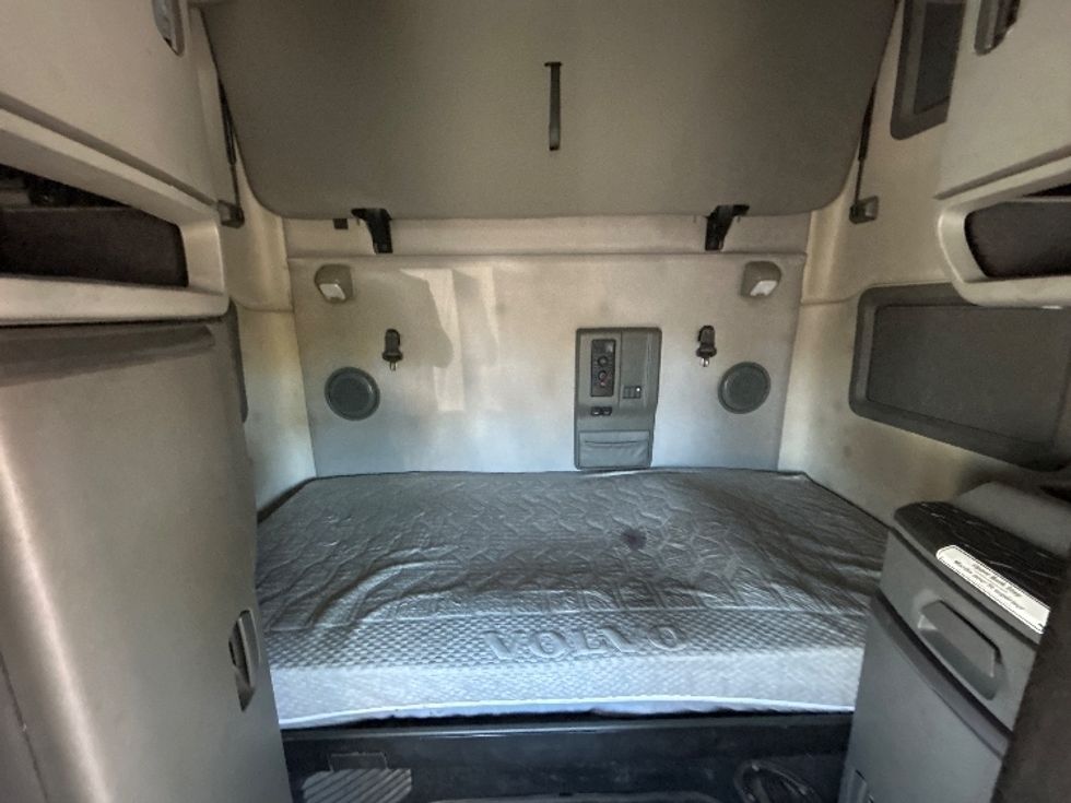 Sleeper Tractor-Heavy Duty Tractors-Volvo-2020-VNL64760-Mississauga-ON-995,569\n\t\tkm-$ 76,500 - Image 16